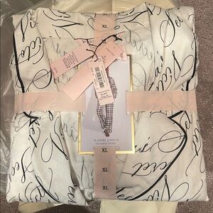 New w tags - Victoria’s Secret flannel, long pajamas, set size extra large